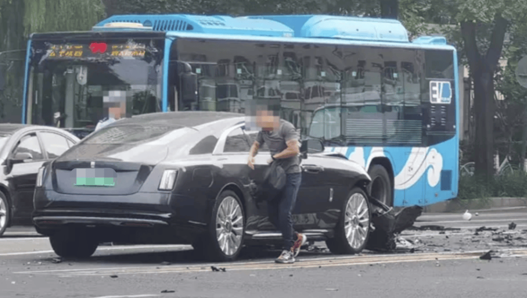 “劳斯莱斯逆行车祸”事件白车家属发声：“丈夫多处骨折！往后日子不知道怎么过”<strong></p>
<p>洪币交易</strong>，陈震深夜再道歉，并回应“我方律师会全力配合”
