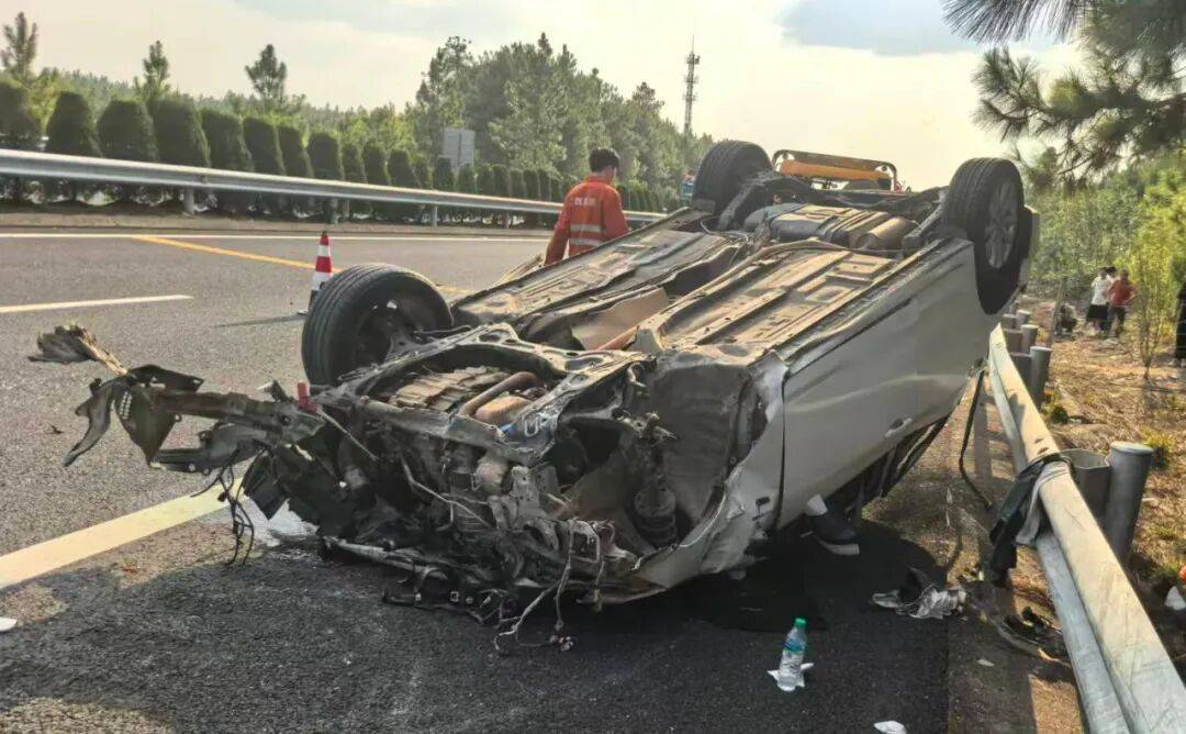 司机强行变道酿大祸<strong></p>
<p>洪币交易</strong>，反诬赖对方：“我要是撒谎就天打雷劈！”