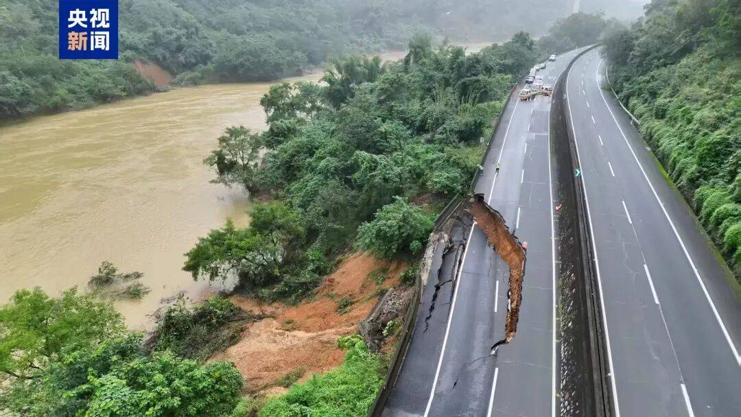 广西百色一高速公路开裂下沉！裂缝长约30米<strong></p>
<p>星币一</strong>，塌陷处最深超2米