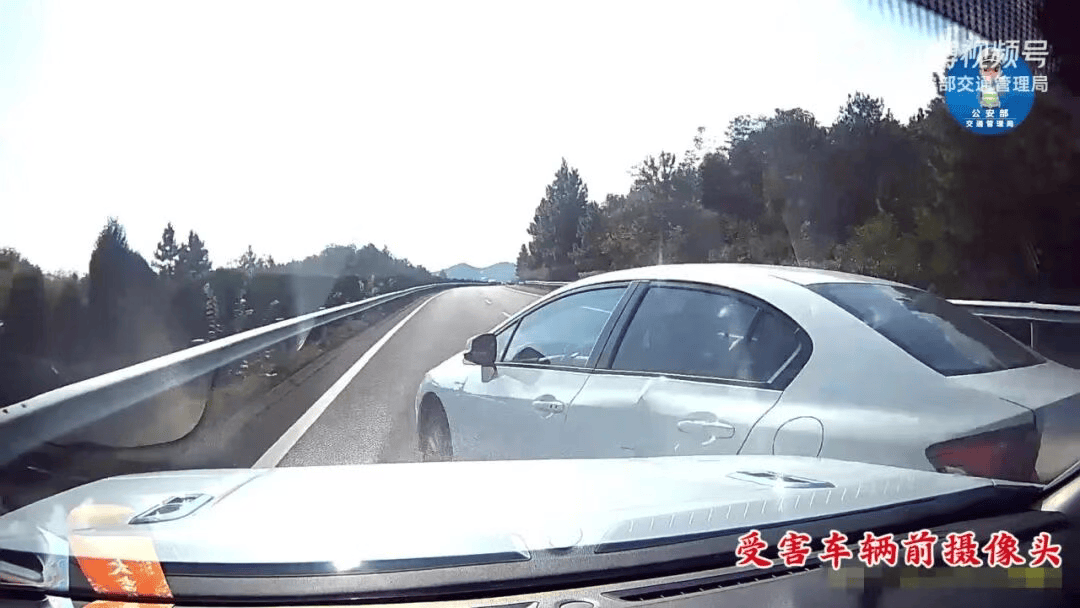 “我撒谎天打雷劈！”男子高速突然强行变道致翻车<strong></p>
<p>币资讯</strong>，反诬赖对方