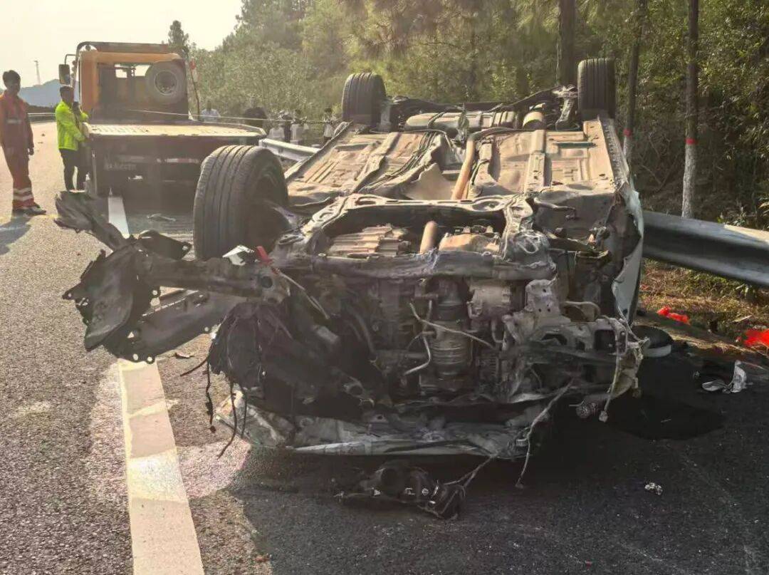 “我撒谎天打雷劈！”男子高速突然强行变道致翻车<strong></p>
<p>币资讯</strong>，反诬赖对方