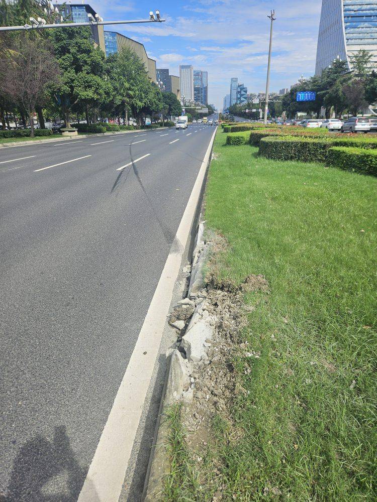 成都发生一起严重交通事故<strong></p>
<p>币圈信息</strong>，上游新闻实地探访：燃烧留下的印记仍在