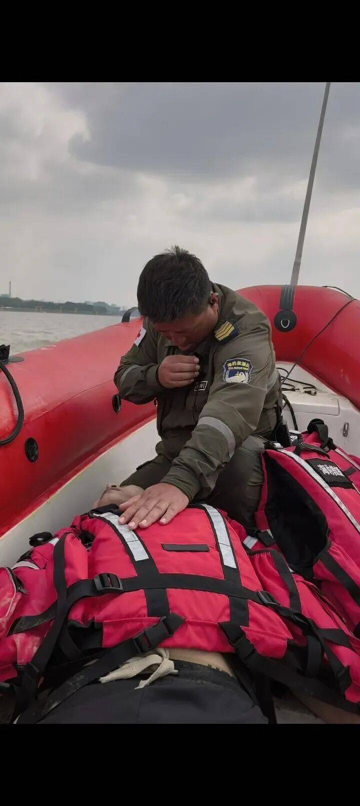 230斤重小伙酒后落水<strong></p>
<p>币圈信息</strong>，漂浮7小时终获救……