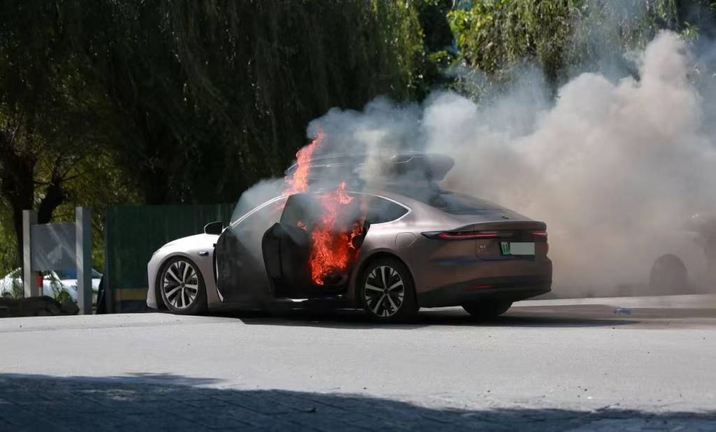 一辆蔚来牌轿车在大理一景区外起火<strong></p>
<p>有币下载</strong>，一家四口撤离及时无伤亡