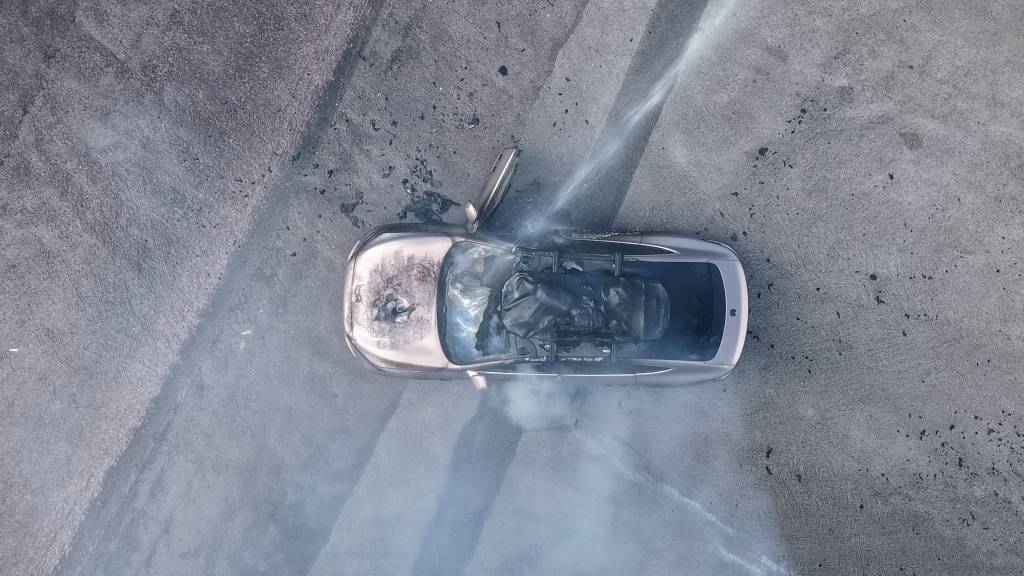 一辆蔚来牌轿车在大理一景区外起火<strong></p>
<p>有币下载</strong>，一家四口撤离及时无伤亡