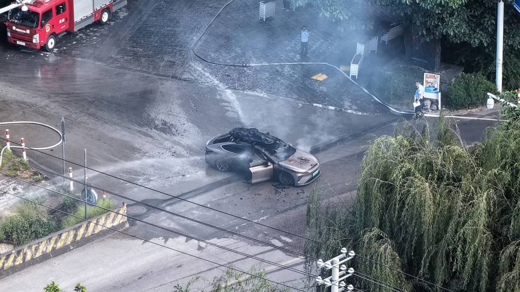 一辆蔚来牌轿车在大理一景区外起火<strong></p>
<p>有币下载</strong>，一家四口撤离及时无伤亡