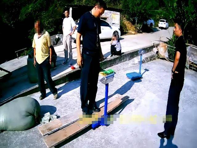 100斤玉米上秤秒变60斤？贵州一村民遭“鬼秤”骗粮！民警出手<strong></p>
<p>王莽币</strong>，5人被拘
