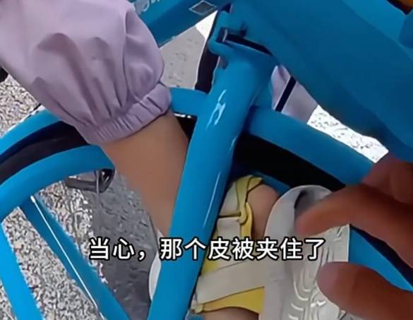 看着都疼<strong></p>
<p>王莽币</strong>!上海街头一男子突然求助:10岁女儿被死死卡住!这个行为太危险→