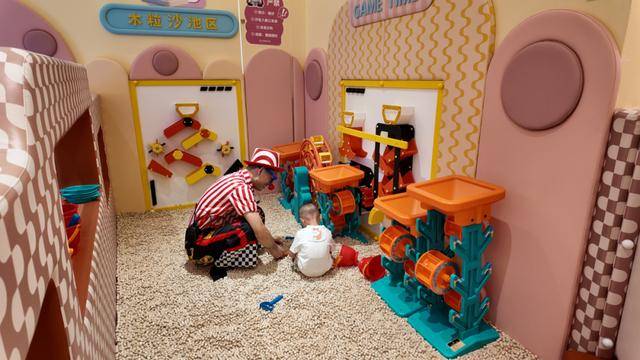 海底捞<strong></p>
<p>王莽币</strong>,和西贝“抢娃”