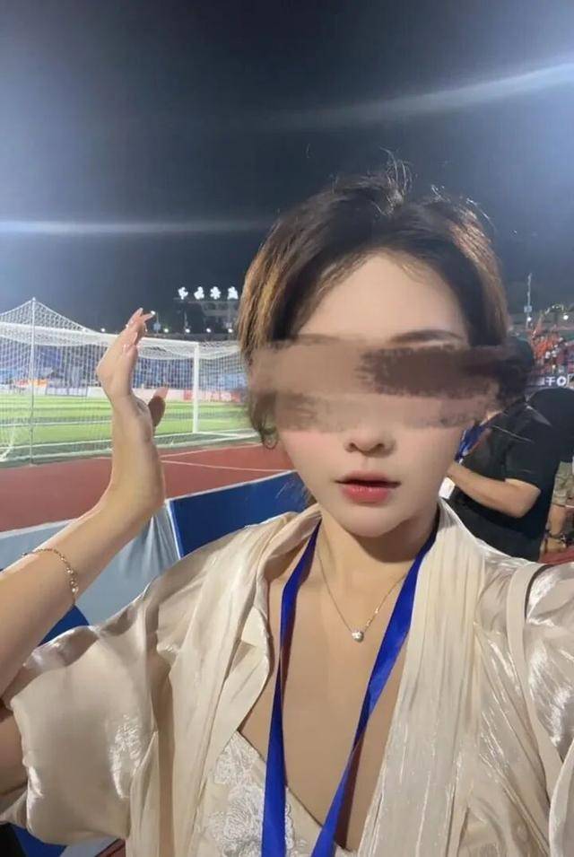 湖南一女主播被伪装的包裹炸伤<strong></p>
<p>王莽币</strong>，永州公安：正在核实具体情况