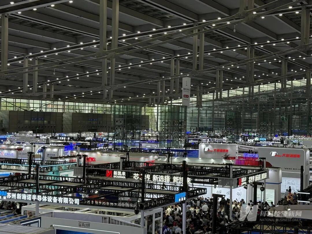 “我们特地赶早来的<strong></p>
<p>王莽币</strong>,你们的光刻机在哪里?”深圳一家成立才几年的公司,今天爆火!