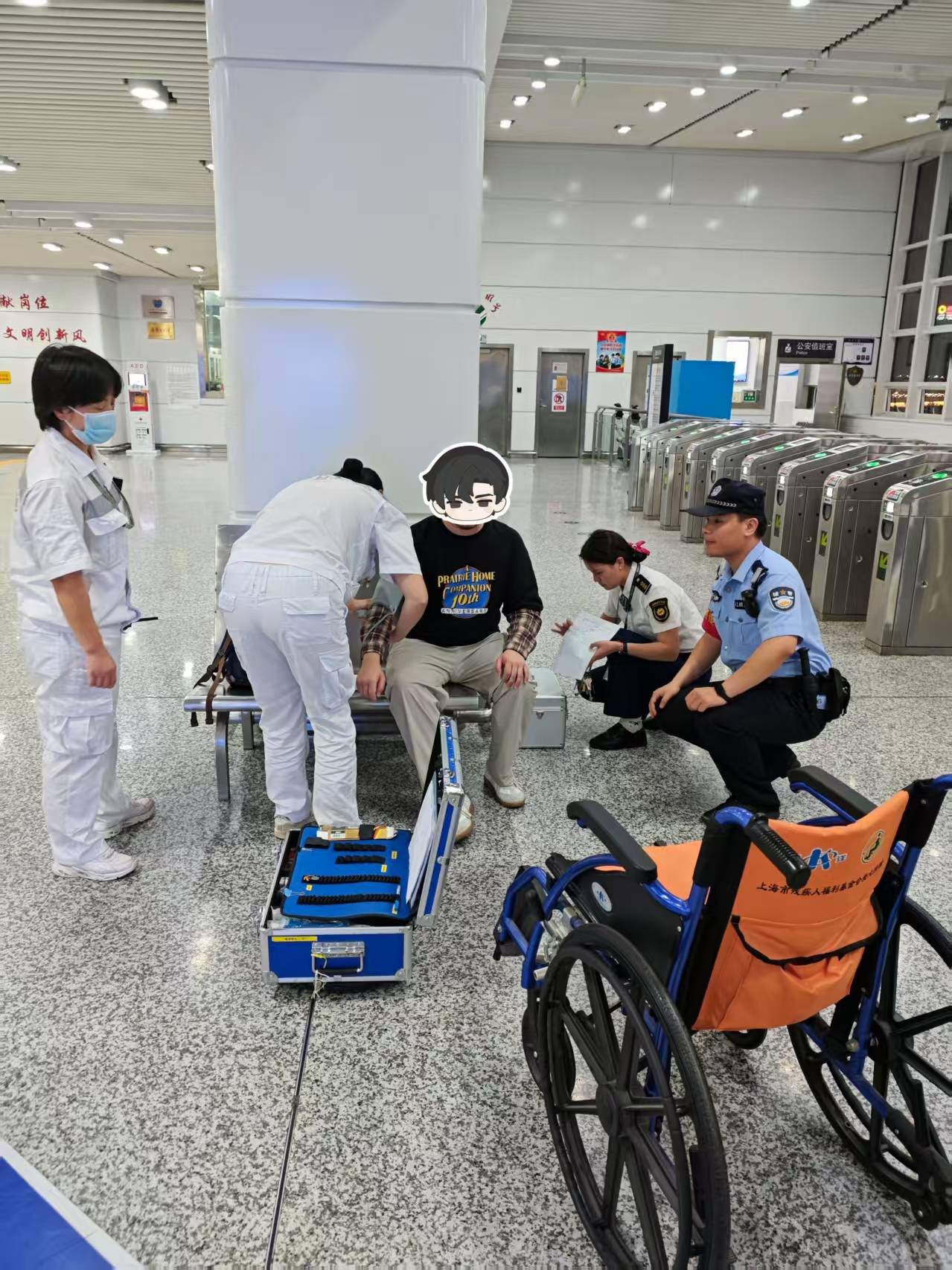 旅客长沙下飞机欲乘坐磁浮列车往城区找朋友<strong></p>
<p>链币</strong>,突发呼吸不畅,民警与医护人员接力救援