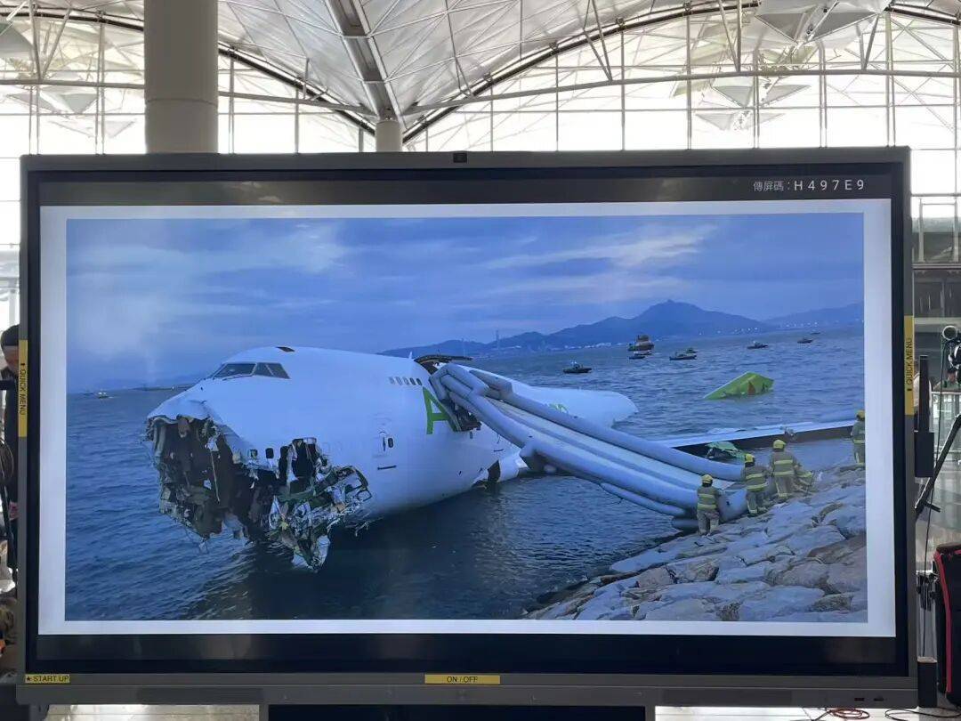 机身断成两截<strong></p>
<p>链币</strong>，2名遇难者在海下约7米处被找到，巡逻车在飞机跑道外被撞进海里，香港机场飞机坠海事故更多细节披露