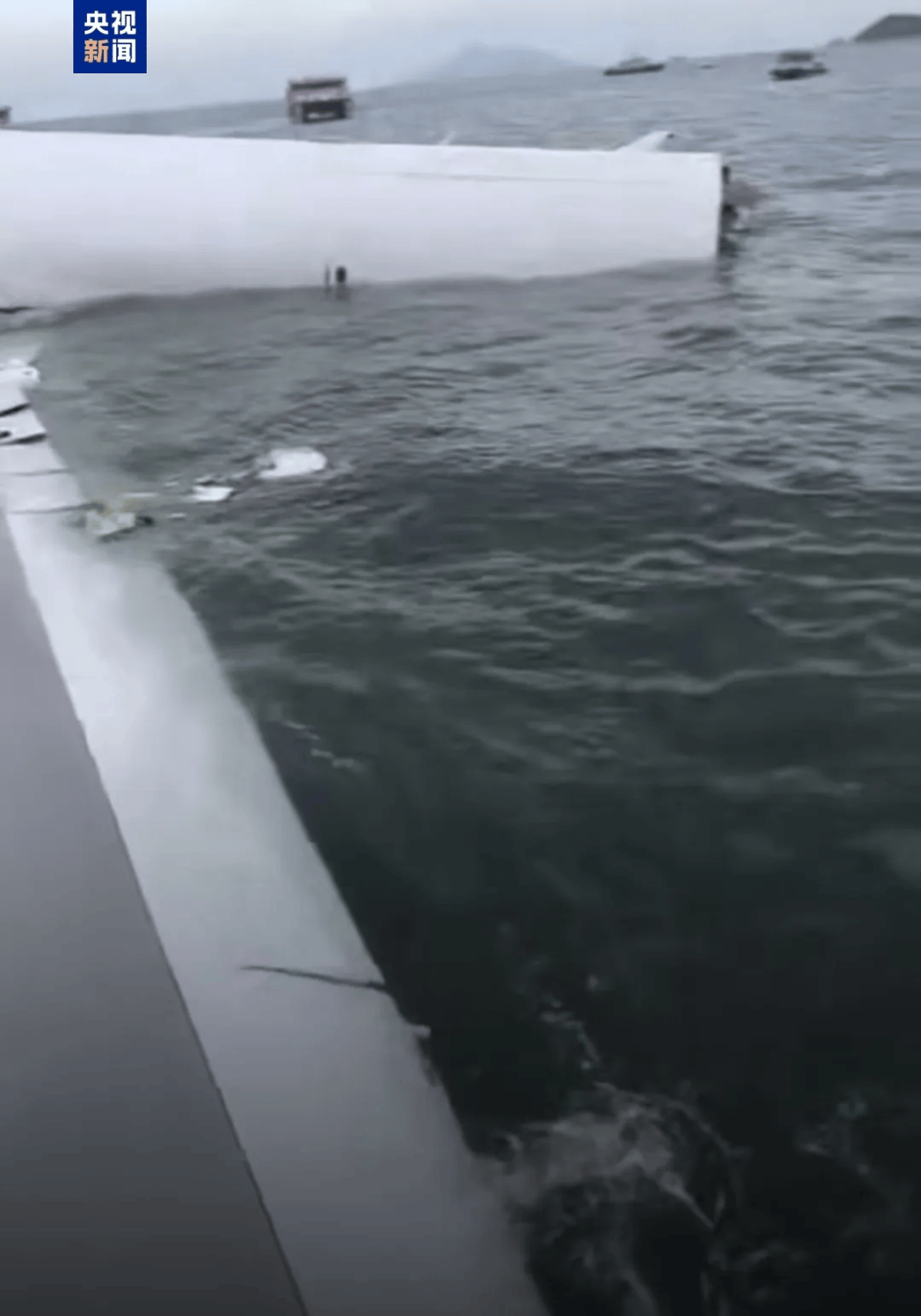 机身断成两截<strong></p>
<p>链币</strong>，2名遇难者在海下约7米处被找到，巡逻车在飞机跑道外被撞进海里，香港机场飞机坠海事故更多细节披露