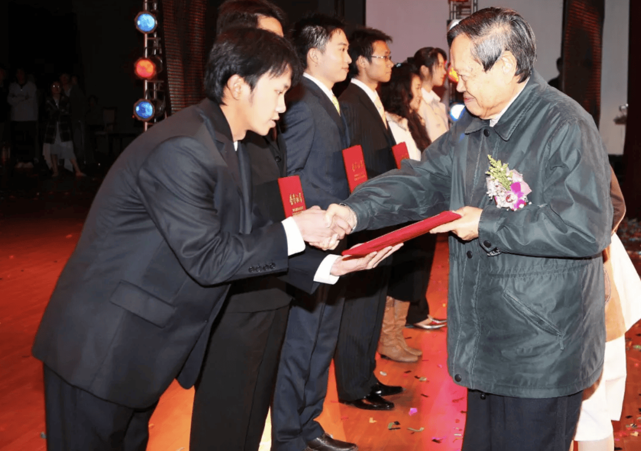 杨振宁为什么连续32年担任东莞理工学院名誉校长<strong></p>
<p>链币</strong>？