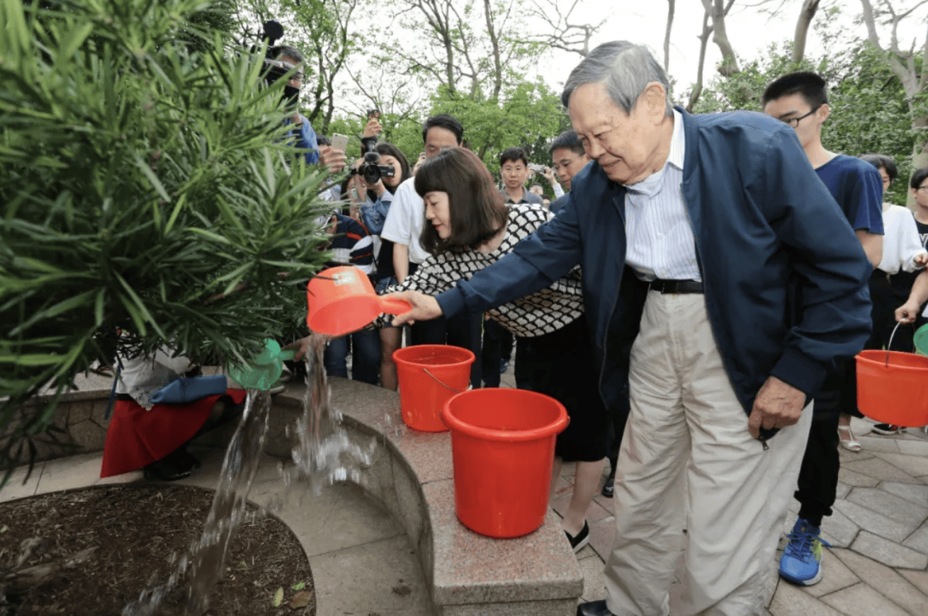 杨振宁为什么连续32年担任东莞理工学院名誉校长<strong></p>
<p>链币</strong>？