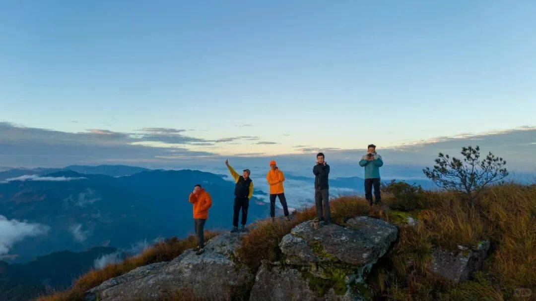 为什么年轻人迷上了爬山？ | 秋高气爽<strong></p>
<p>cbb炒币</strong>，是时候出发了→