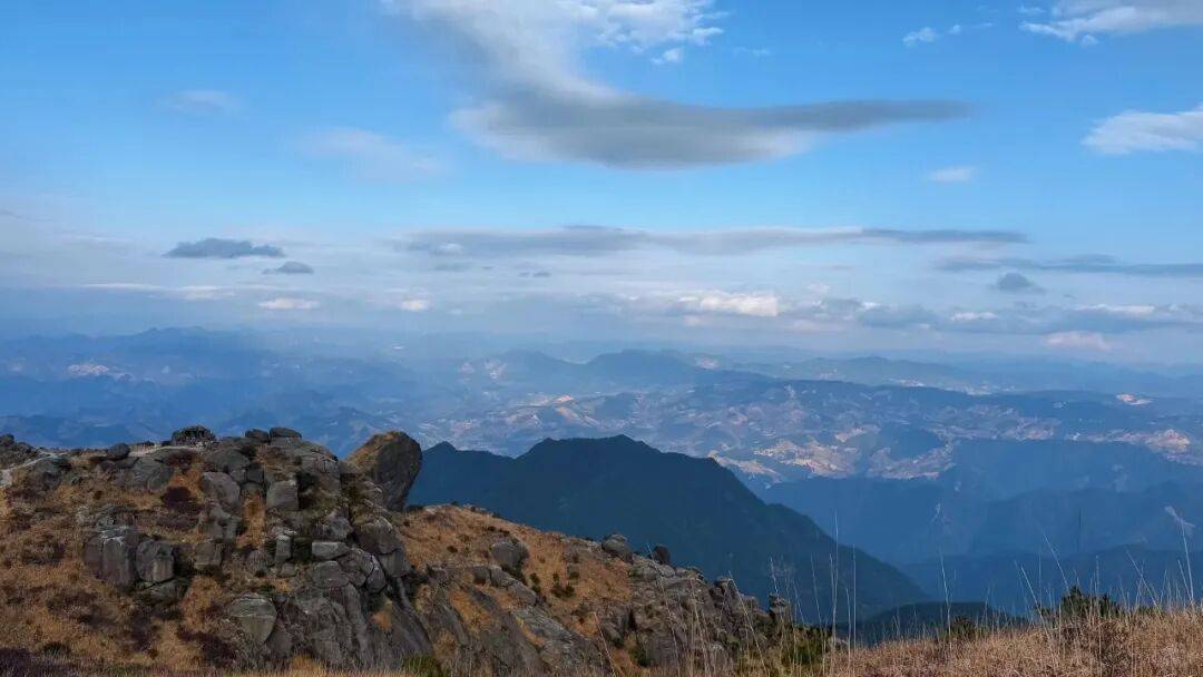 为什么年轻人迷上了爬山？ | 秋高气爽<strong></p>
<p>cbb炒币</strong>，是时候出发了→