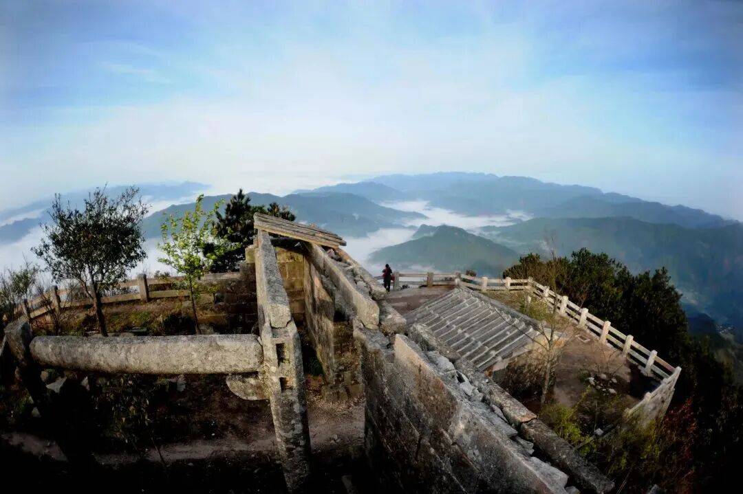 为什么年轻人迷上了爬山？ | 秋高气爽<strong></p>
<p>cbb炒币</strong>，是时候出发了→