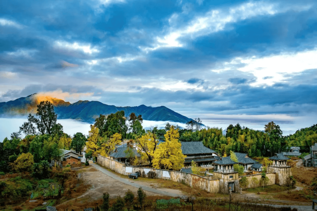 为什么年轻人迷上了爬山？ | 秋高气爽<strong></p>
<p>cbb炒币</strong>，是时候出发了→