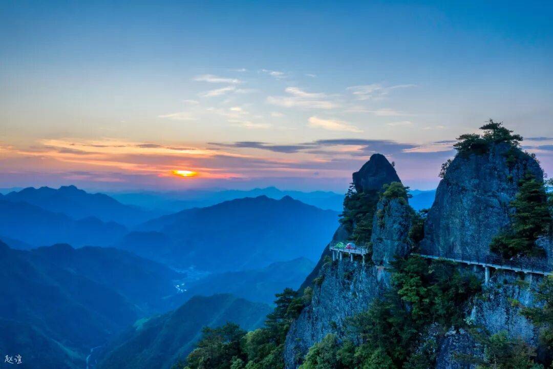 为什么年轻人迷上了爬山？ | 秋高气爽<strong></p>
<p>cbb炒币</strong>，是时候出发了→