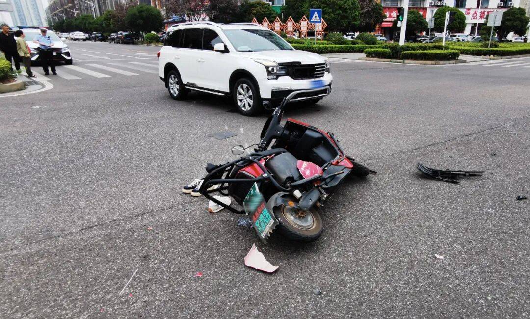 湖南湘潭一女生骑车闯红灯，骨折、肝破裂…