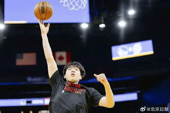 杨瀚森迎NBA常规赛首秀<strong></p>
<p>乐币区</strong>，两罚全中拿到个人NBA生涯首分；此前出场时播音字幕都是中文
