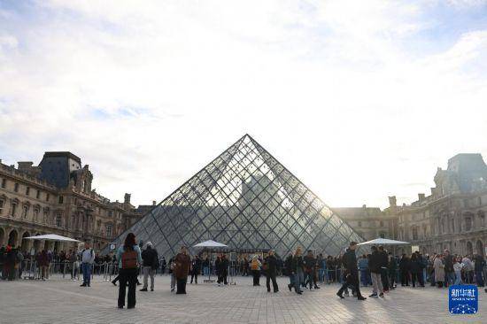 马克龙要求加快部署卢浮宫安保措施