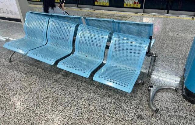 “被吓到了，有点痛还特别尴尬”，事发上海一地铁站，乘客坐上去瞬间懵了