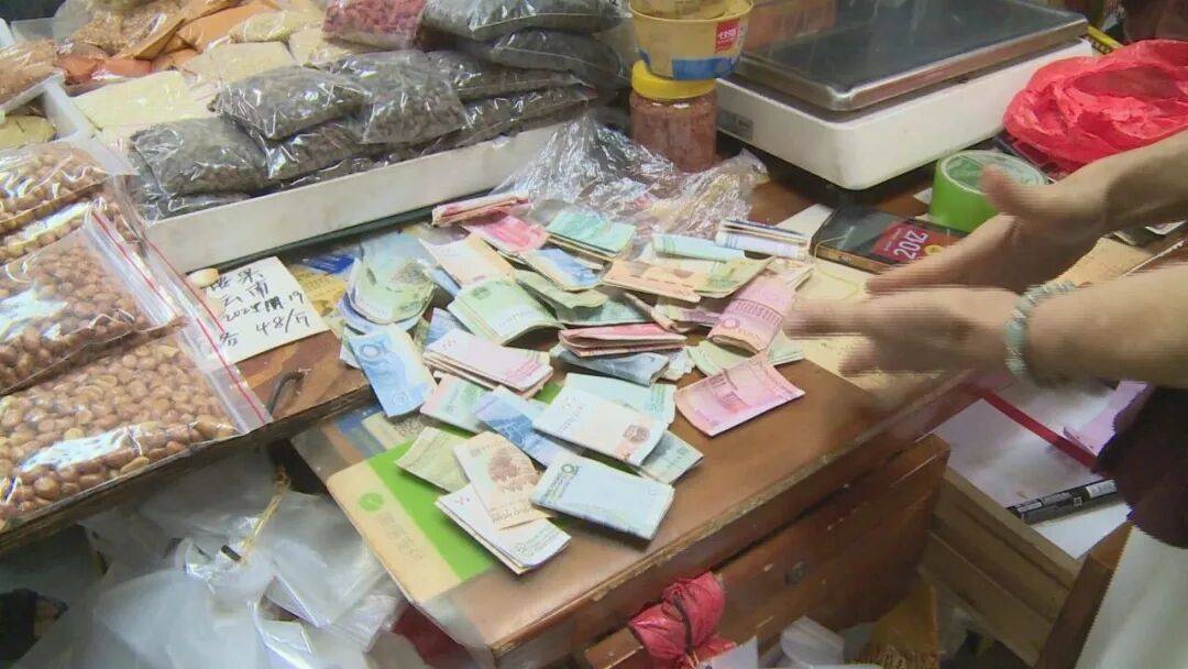 广东一男子两三年持续往批发店无故扔钱<strong></p>
<p>币得云</strong>,店主:每次他都不承认,还钱还把钱送回来