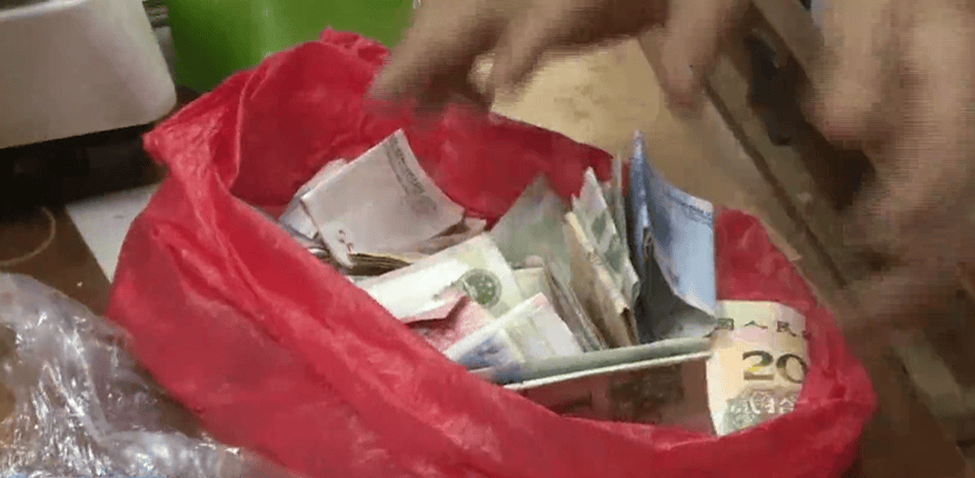 广东一男子两三年持续往批发店无故扔钱<strong></p>
<p>币得云</strong>,店主:每次他都不承认,还钱还把钱送回来