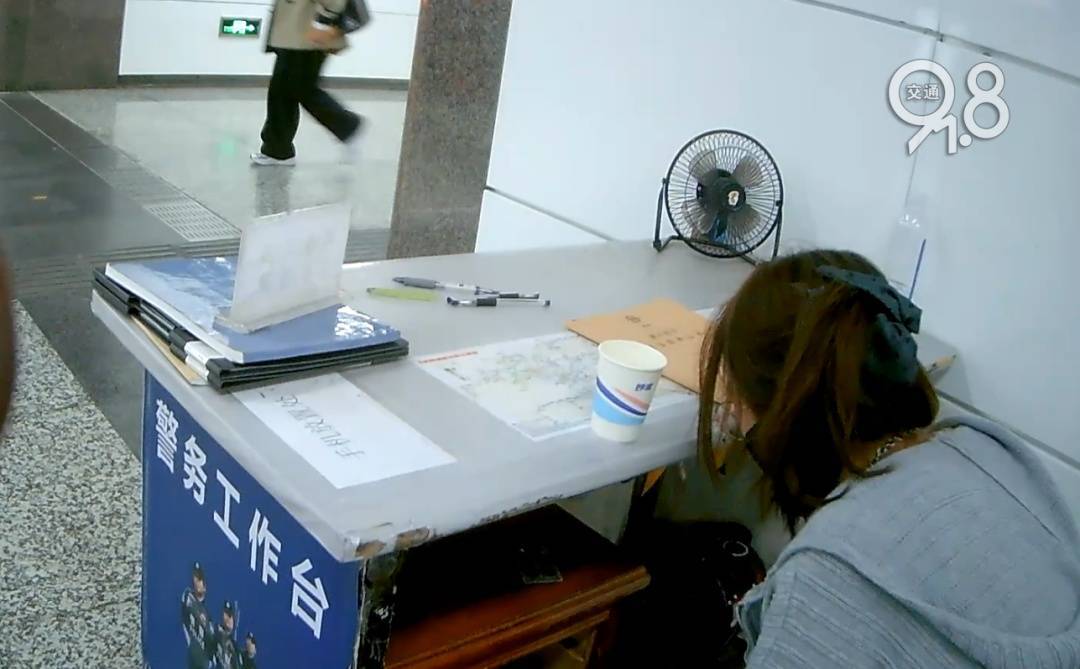 杭州地铁内<strong></p>
<p>农场v币</strong>，女乘客突然崩溃大哭！紧接着……这一幕被拍下