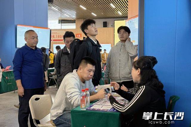 700余名退役军人及军属长沙求职<strong></p>
<p>微爱农场彩虹币</strong>，165人达成意向