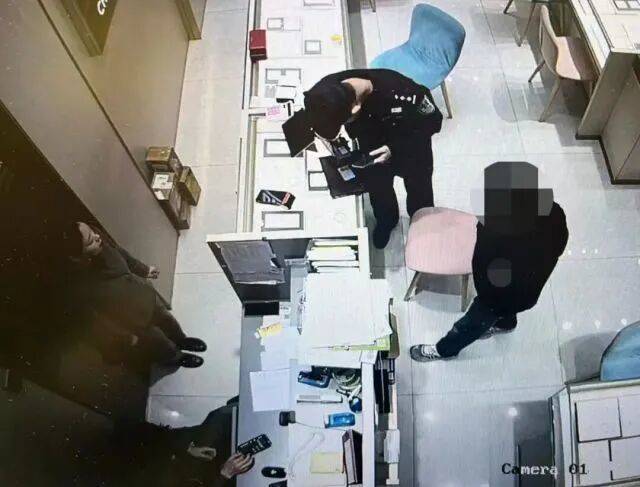 股市套现170万元后<strong></p>
<p>亚泰坊币</strong>，杭州男子豪购300克金条！老板当场报警……