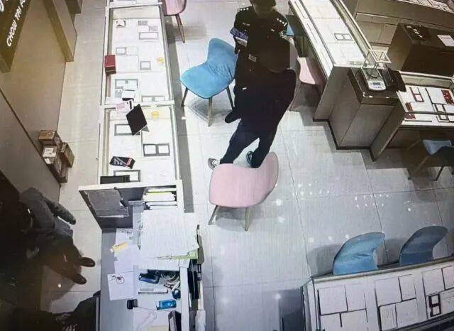 股市套现170万元后<strong></p>
<p>亚泰坊币</strong>，杭州男子豪购300克金条！老板当场报警……