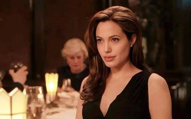 安吉丽娜·朱莉访乌<strong></p>
<p>亚泰坊币</strong>，保镖被带走