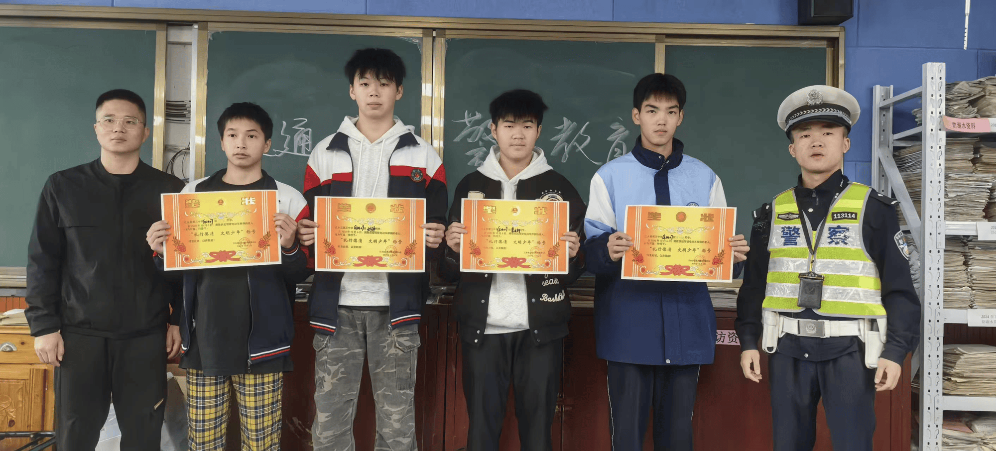 湖南江永：四名学生街头勇扶摔倒老人传递正能量