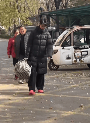 担心烧煤取暖不安全<strong></p>
<p>借币炒币</strong>,山东济宁17岁男孩偷偷接爷爷奶奶进城,父亲点赞:比我做得强