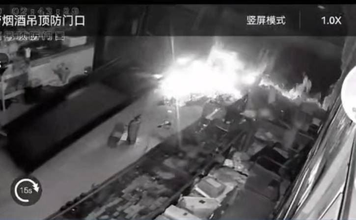 多名男子开越野车撞开烟酒店大门行窃，失主报案称损失超20万元，警方回应