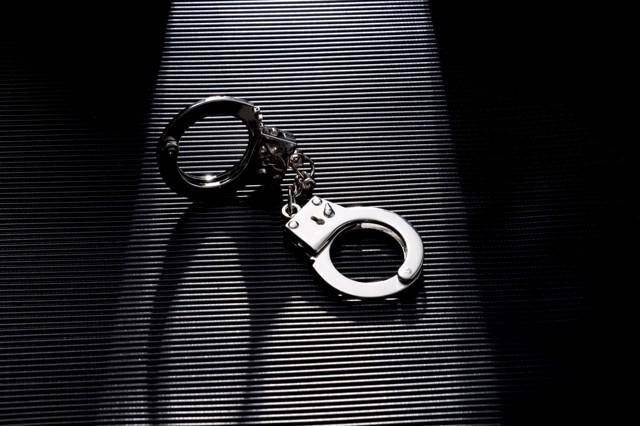 17岁女孩被继父强奸时不敢反抗<strong></p>
<p>炒币大赛</strong>，曾目睹其家暴生母 法院：继父构成强奸罪