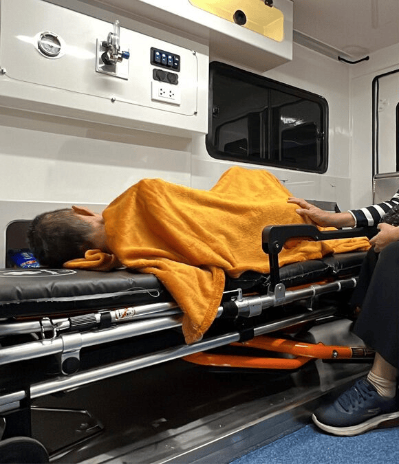 泰国女子被医院宣告脑癌死亡<strong></p>
<p>交易台</strong>，火化前突然睁眼，现场众人吓到尖叫