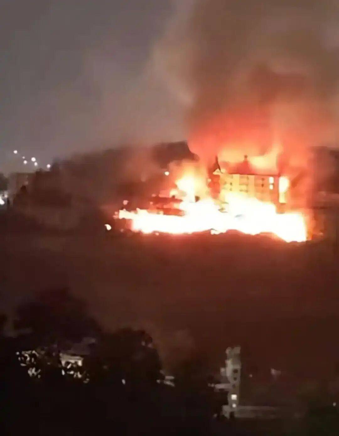 福州闽清县一酒店建筑夜间起火<strong></p>
<p>炒币经历</strong>，楼裙燃烧；当地消防：是废弃建筑，未造成伤亡，起火原因还在调查中