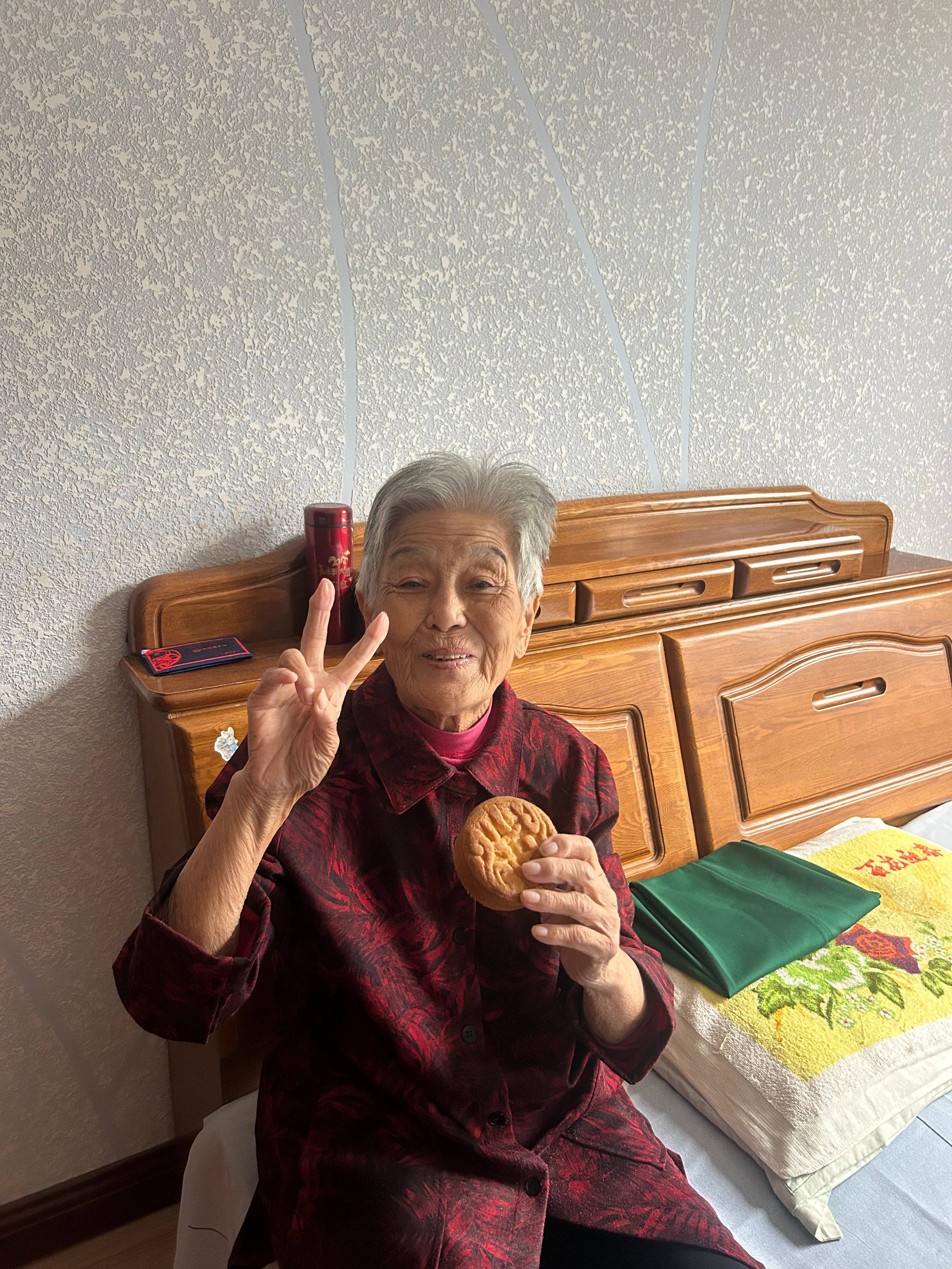 女子晒照对比奶奶自爷爷去世9个月后变化:再也不是时髦的老太太了<strong></p>
<p>南斯拉夫币</strong>,评论区泪目