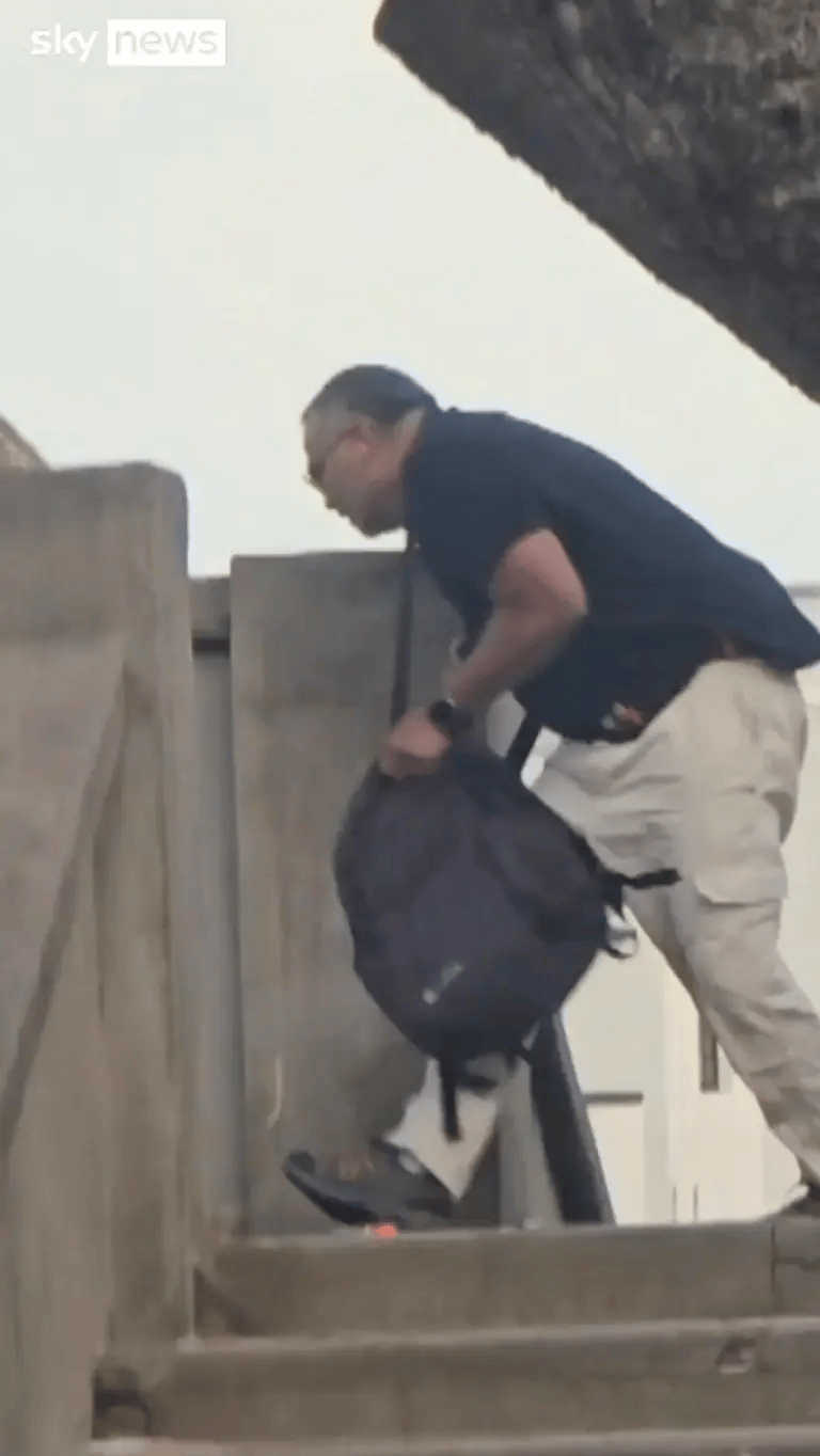 悉尼枪手被制服<strong></p>
<p>币网行情app</strong>,愤怒民众猛踩头部,调查显示枪手合法持有六支枪