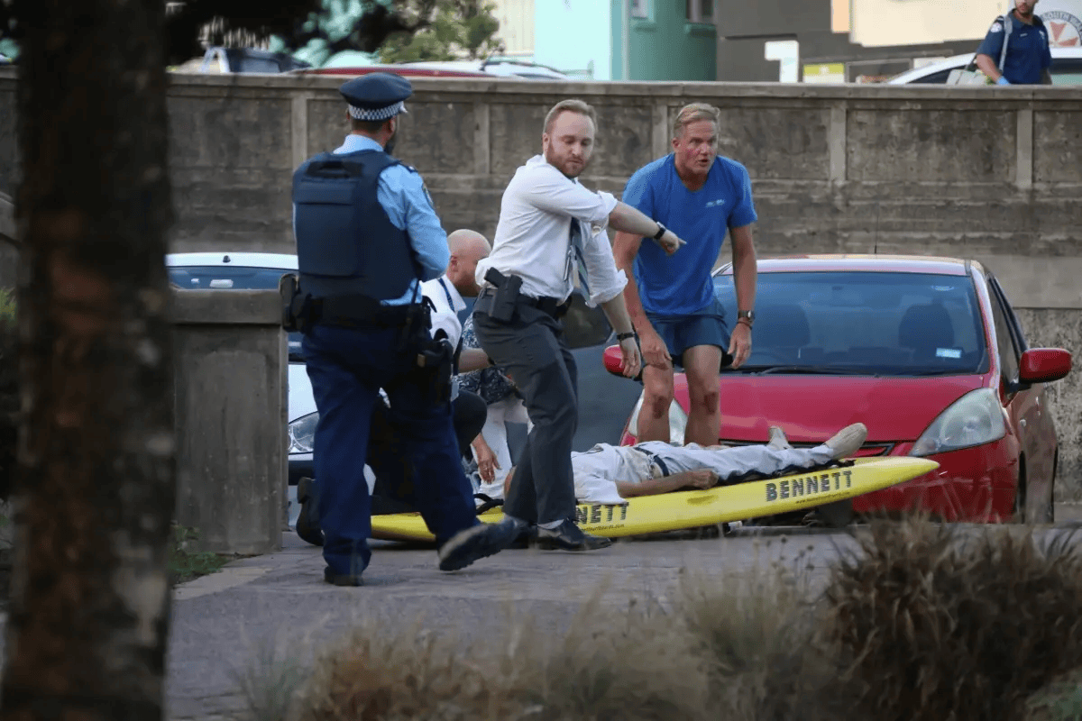 悉尼枪手被制服<strong></p>
<p>币网行情app</strong>,愤怒民众猛踩头部,调查显示枪手合法持有六支枪