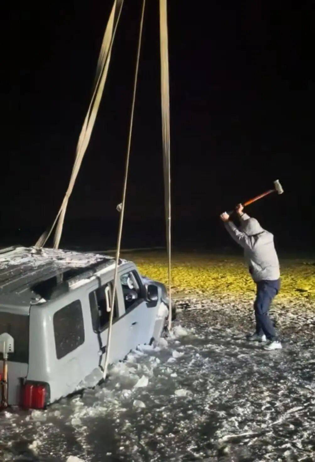 河北一越野车在水库冰面练漂移<strong></p>
<p>币网行情app</strong>，冰层突然破裂，车轮落水被冻6小时，找来吊车深夜将车吊出