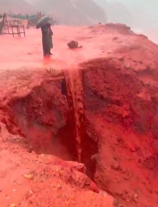 罕见！伊朗霍尔木兹岛遭遇强降雨<strong></p>
<p>币圈造富神话</strong>，部分海域变成“血色海洋”