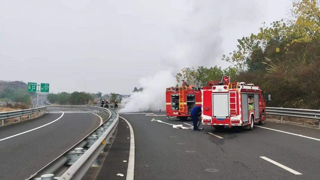 四川高速上一汽车突发自燃！车内两人闻到异味后果断弃车<strong></p>
<p>币圈造富神话</strong>，成功逃生