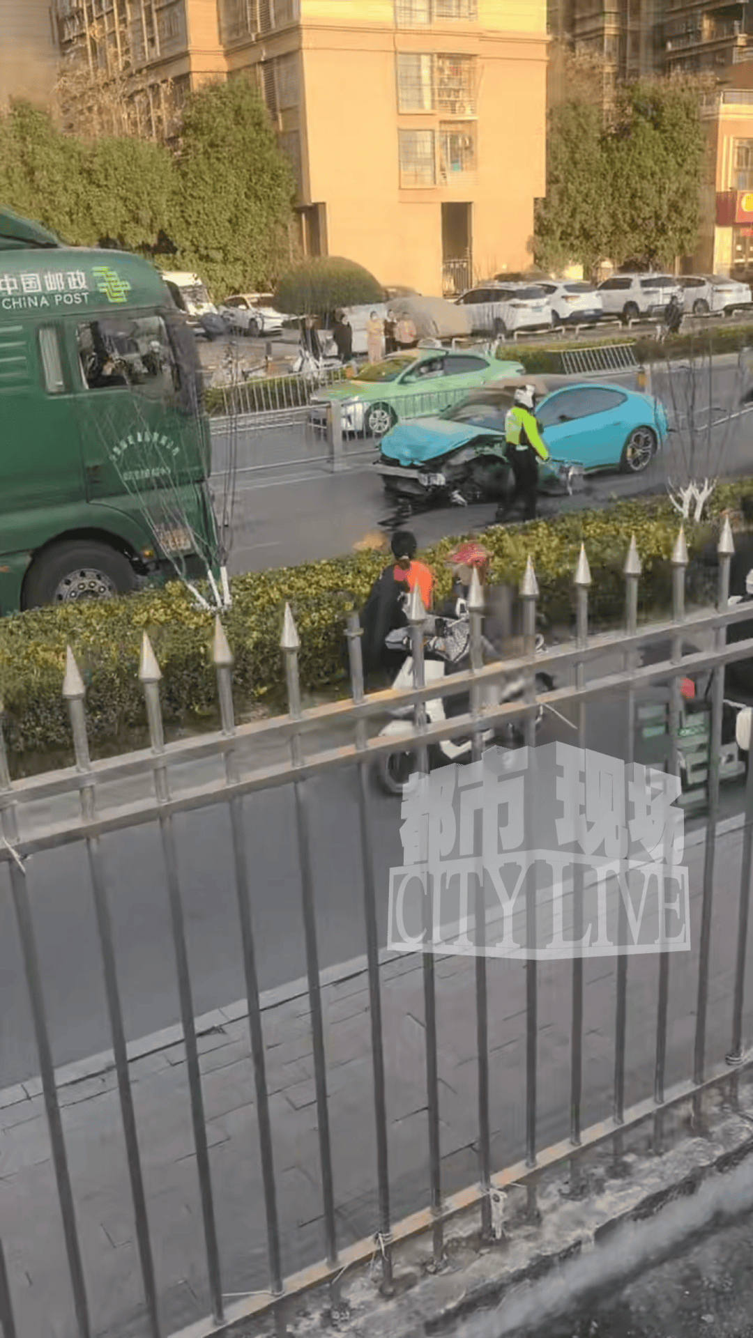 安徽一小米SU7撞翻几十米护栏<strong></p>
<p>币圈造富神话</strong>，目击者称车辆前轮脱落后才刹停，当地交警回应