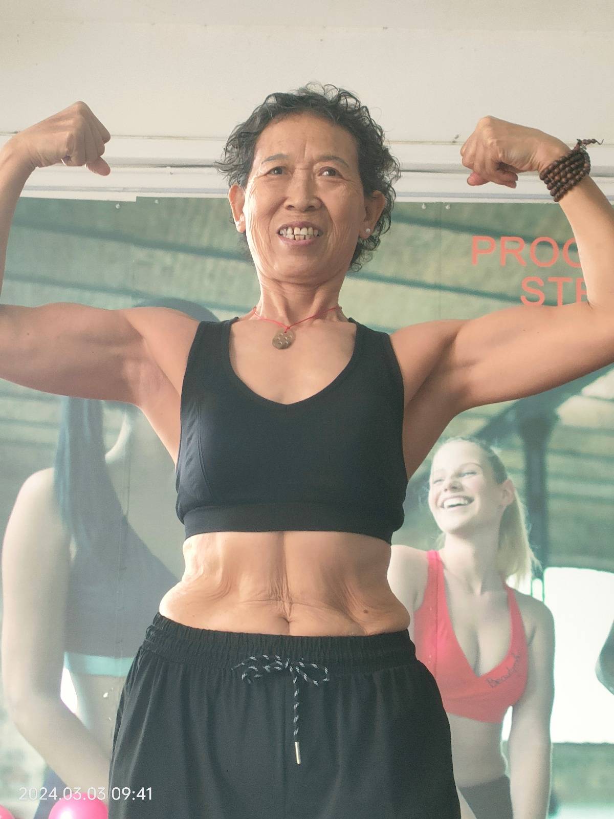 71岁奶奶获健美比赛冠军:被儿媳夸偶像<strong></p>
<p>币升值</strong>,无视“老了就在家等死”的言论